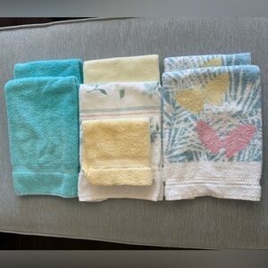 Vtg Grouping of 6 Mix and Match Hand Towels and 2 Yellow Washcloths